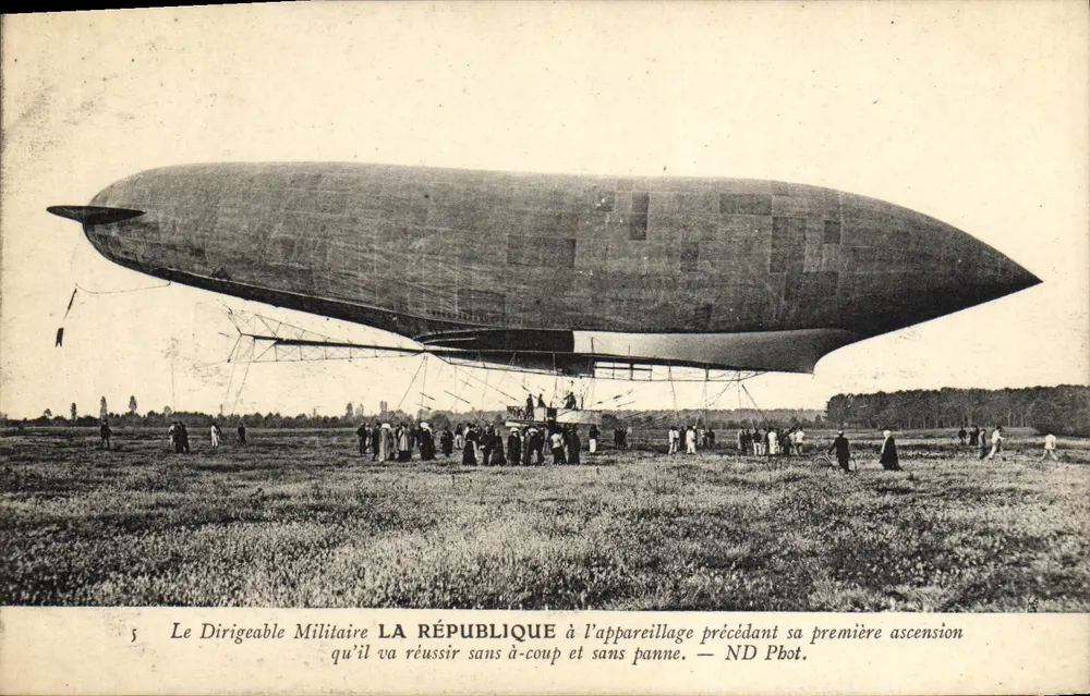 Das Militärdirigible LA RÉPUBLIQUE — beim Start vor seiner ersten Steigerung — ND Phot. - Vorderseite