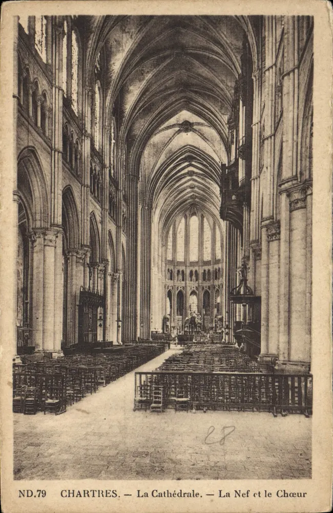 Chartres — A Catedral — A Nave e o Coro - Frente