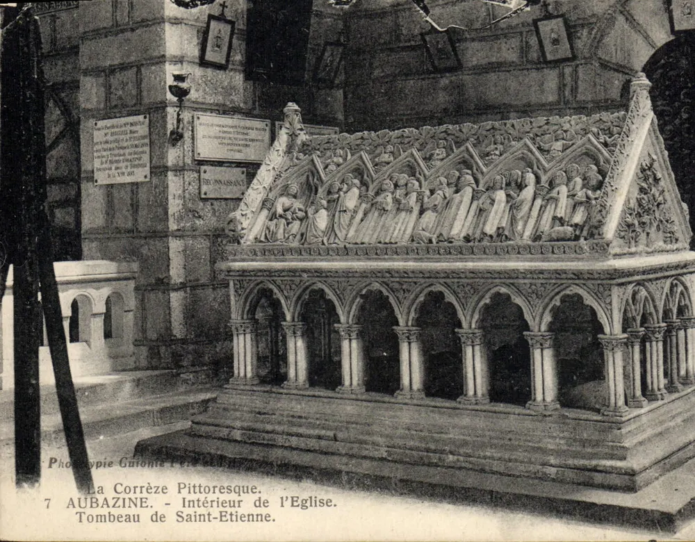 Aubazine - Innenansicht der Kirche. Grabmal des heiligen Etienne. - Vorderseite