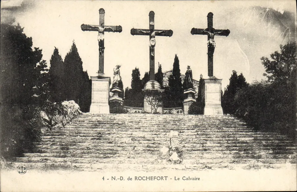 N.-D. de ROCHEFORT - O Calvário — 3 cruzes e estátuas sobre escada - Frente
