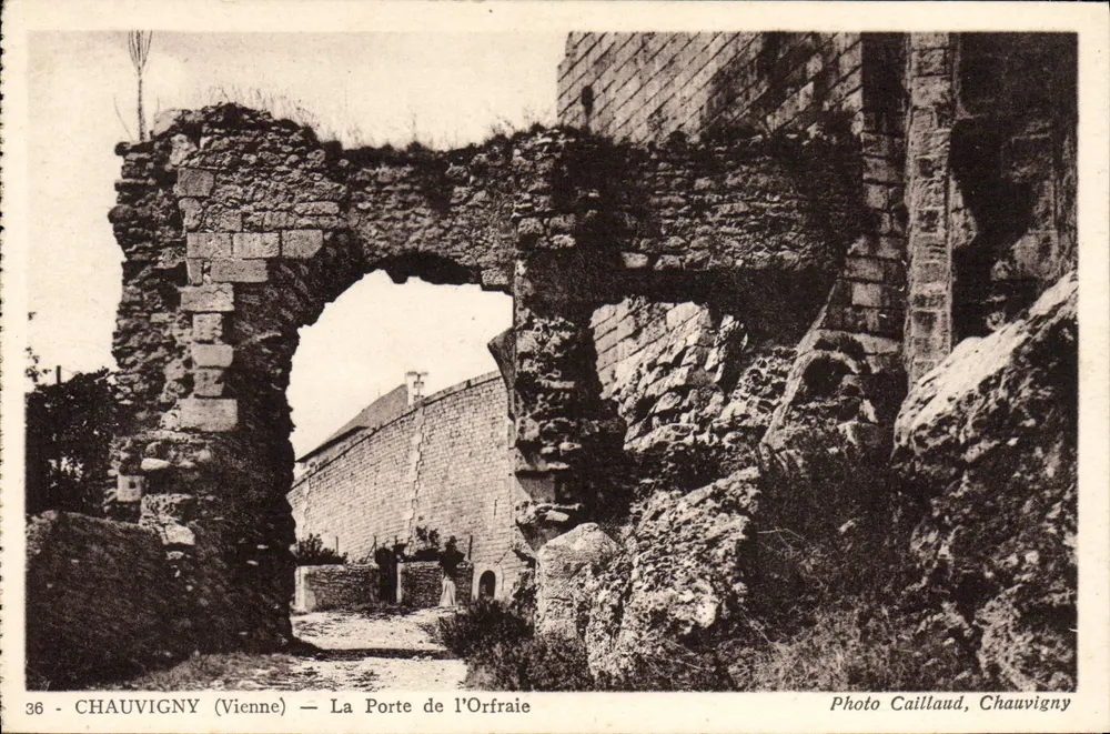 Chauvigny (Vienne) — De Poort van de Orfraie — Foto Caillaud, Chauvigny - Voorkant