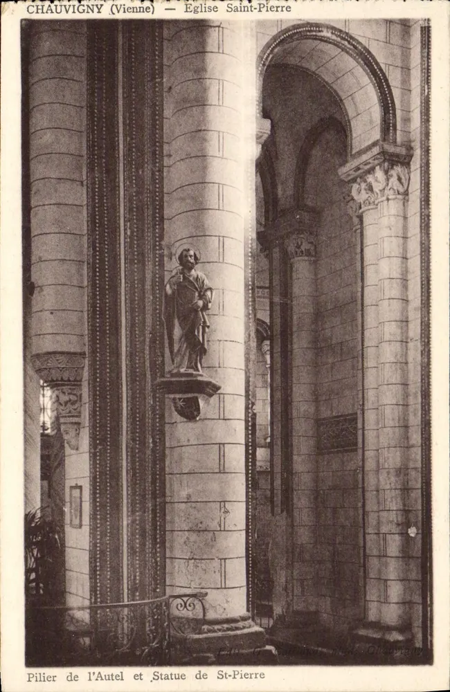 Chauvigny (Vienne) — Kirche Saint-Pierre — Altarstütze und Statue des Petrus - Vorderseite