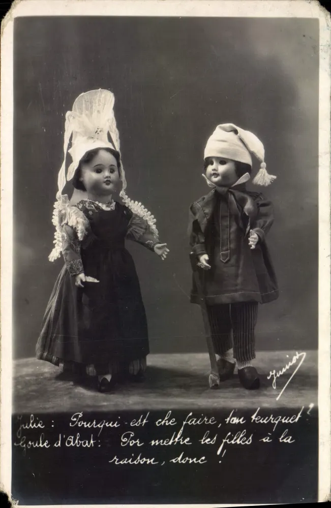 Zwei Puppen im traditionellen Kleid — Photo JUNIER, Caen — Seriennummer nicht sichtbar - Vorderseite