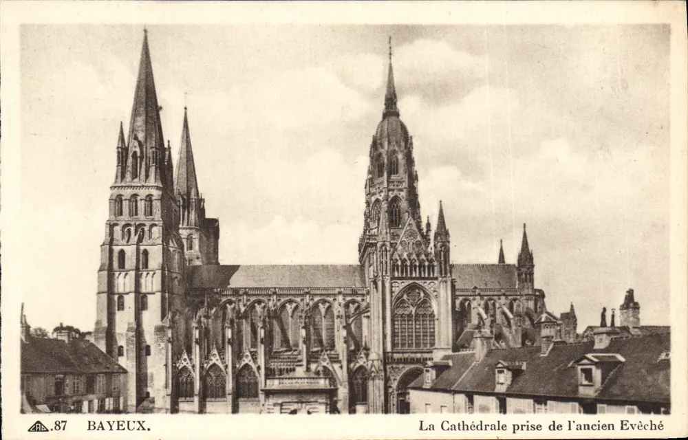 Bayeux — Die Kathedrale vom alten Bischofssitz — Antike Ansichtskarte.87 - Vorderseite
