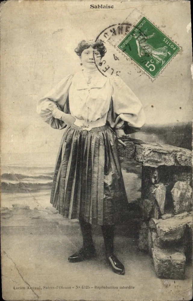 Femme en robe plissée — scène de bord de mer — Lucien Aqiaud, Sablés-d'Olonne, N° 4325 - Awers