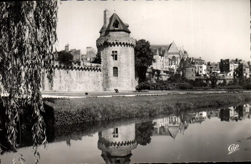 Vannes - Os Muros — vista com torre e reflexo na água — C.A.P. Paris - Frente