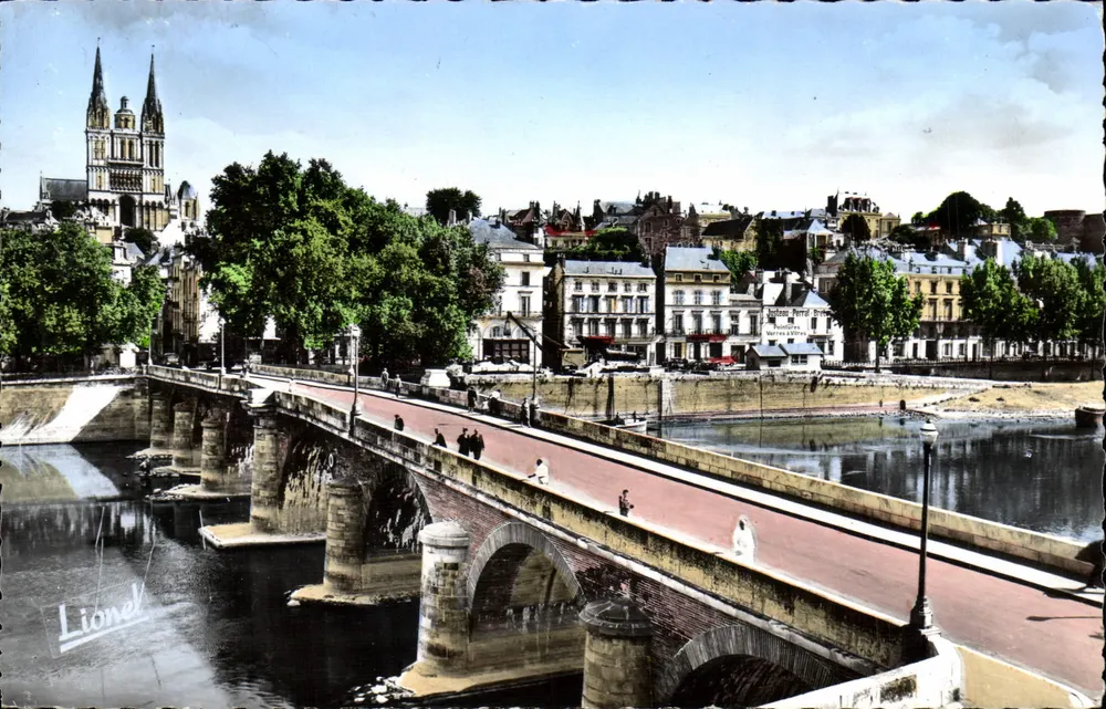 Angers — Mittelbrücke über die Maine, Richtung Kathedrale — M. Chretien & Fils, Angers - Vorderseite