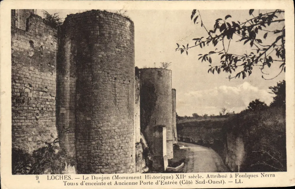 Loches — Der Bergfried (Historisches Denkmal) 12. Jahrhundert. Umgebende Türme und Alte Eingangspforte (Seite Südwest). — LL. - Vorderseite