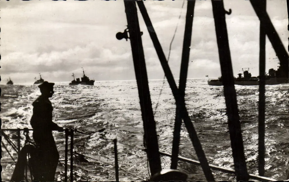 Vista de uma esquadra francesa — Marinha Francesa — Marinha 3 — impressa na França 1945 - Frente