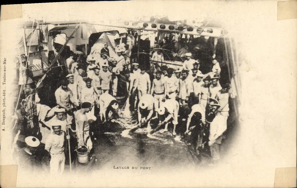 Lavage du pont — scène de nettoyage à bord d'un navire — A. Bougault, phot.édit. Toulon-sur-Mer - Frente