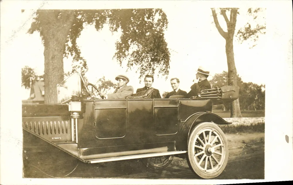 Quatro homens em um automóvel antigo — n°60 - Frente