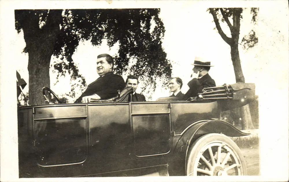 Quatro homens em um automóvel antigo — Façques, setembro de 1913 — editor desconhecido - Frente