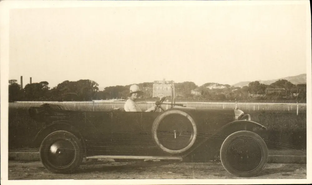 Mulher dirigindo um carro esportivo — n° 3500 - Frente