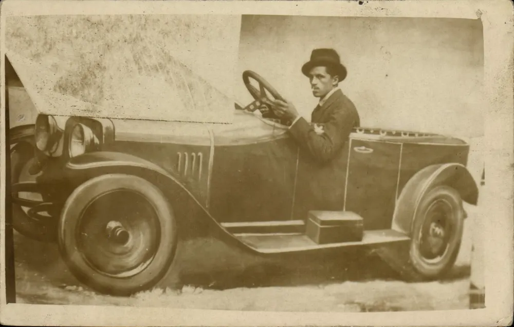 Condutor de automóvel — Estúdio fotográfico — n° 1111 - Frente