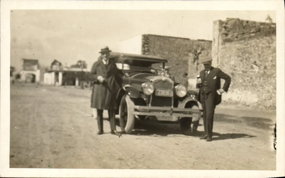 Dois homens perto de um carro — 1920s - Frente