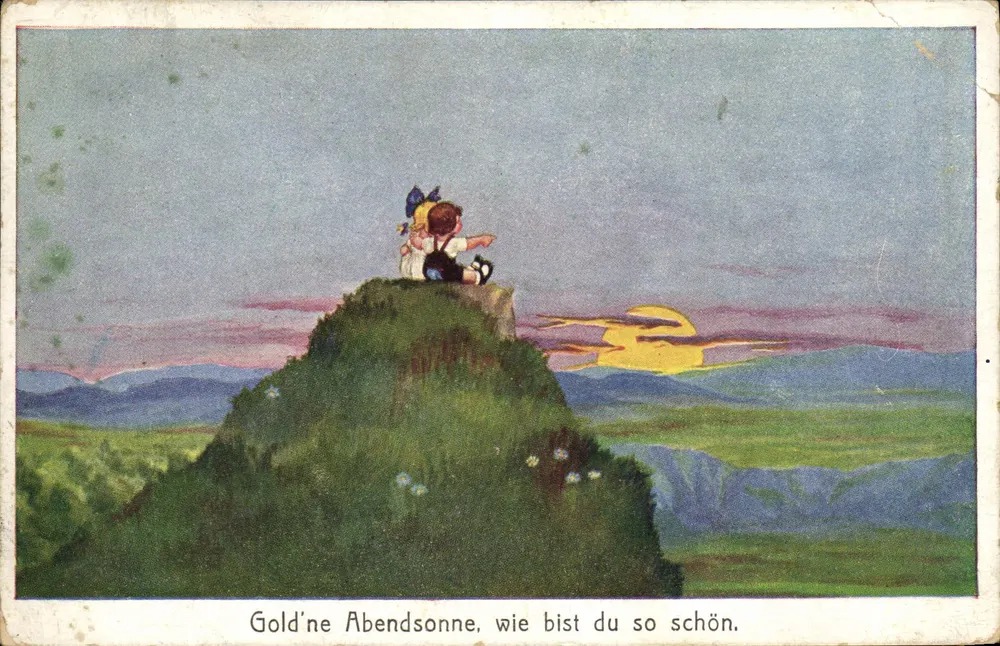 Dois crianças em um cume — pôr do sol — texto impresso: 'Gold'ne Abendsonne, wie bist du so schön.' - Frente