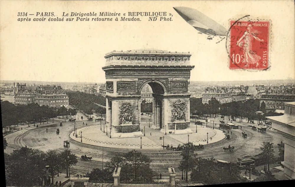 Paris — Arco do Triunfo com dirigível militar « République » — ND Phot. - Frente
