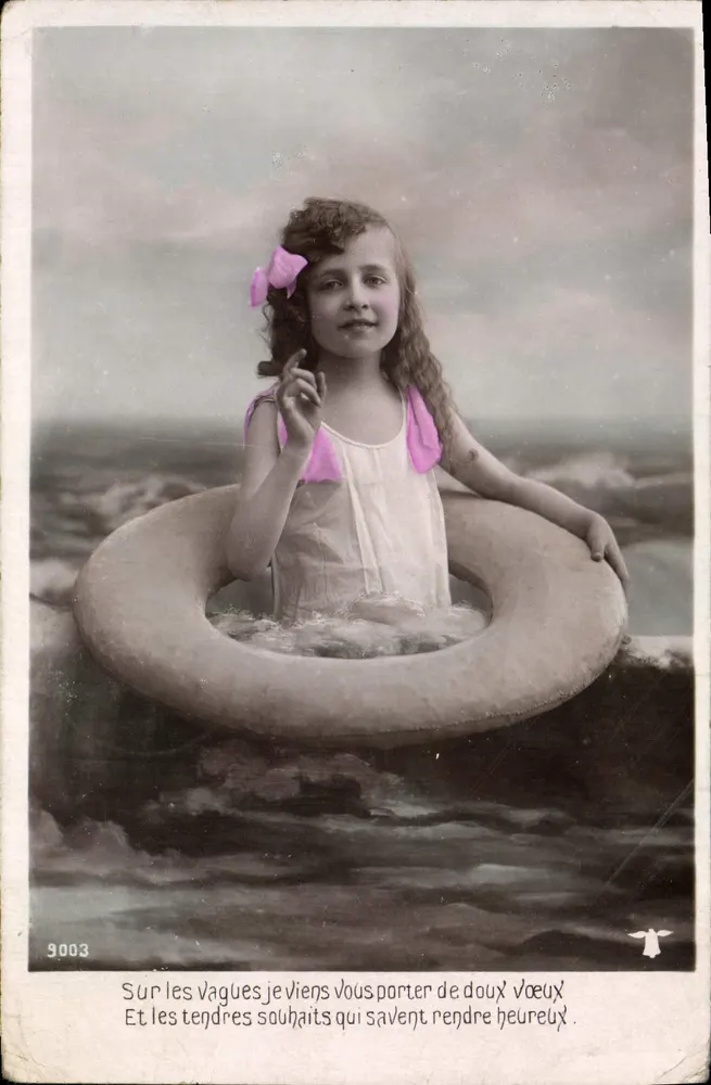 Fille dans un anneau de natation — scène de mer — éditeur '9003' et n° de série 9003 - Frente