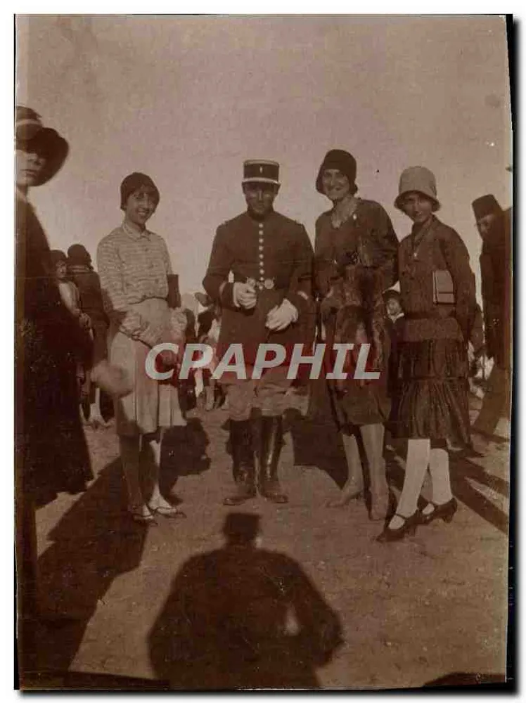 Gruppe von Personen — Soldat in Uniform — kein Verlag oder Seriennummer sichtbar - Vorderseite