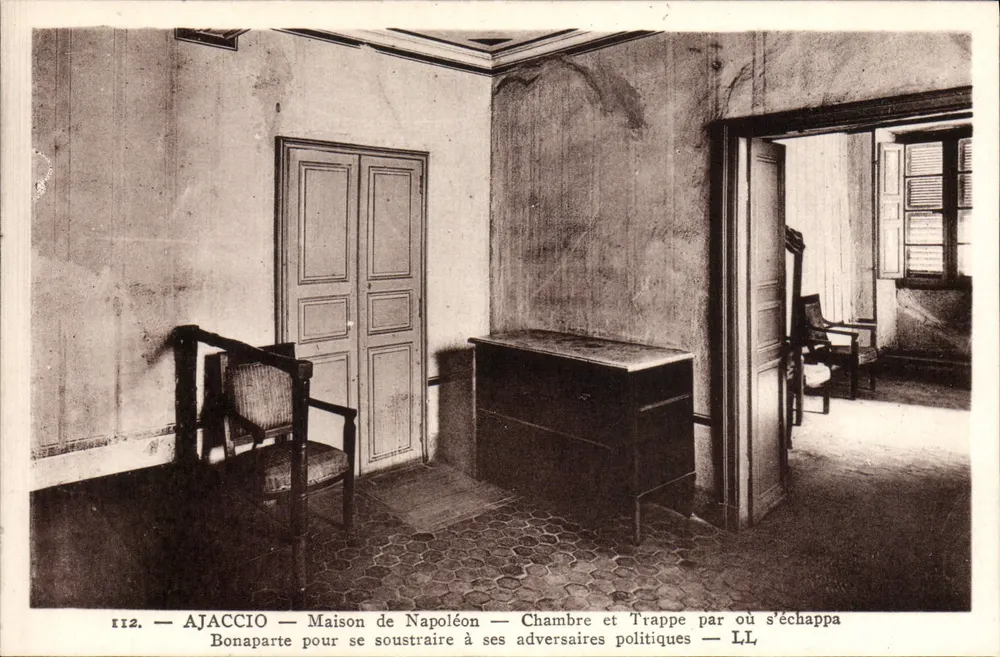 Ajaccio — Maison de Napoléon — Quarto e passagem por onde Bonaparte fugiu para se livrar de seus adversários políticos — LL - Frente