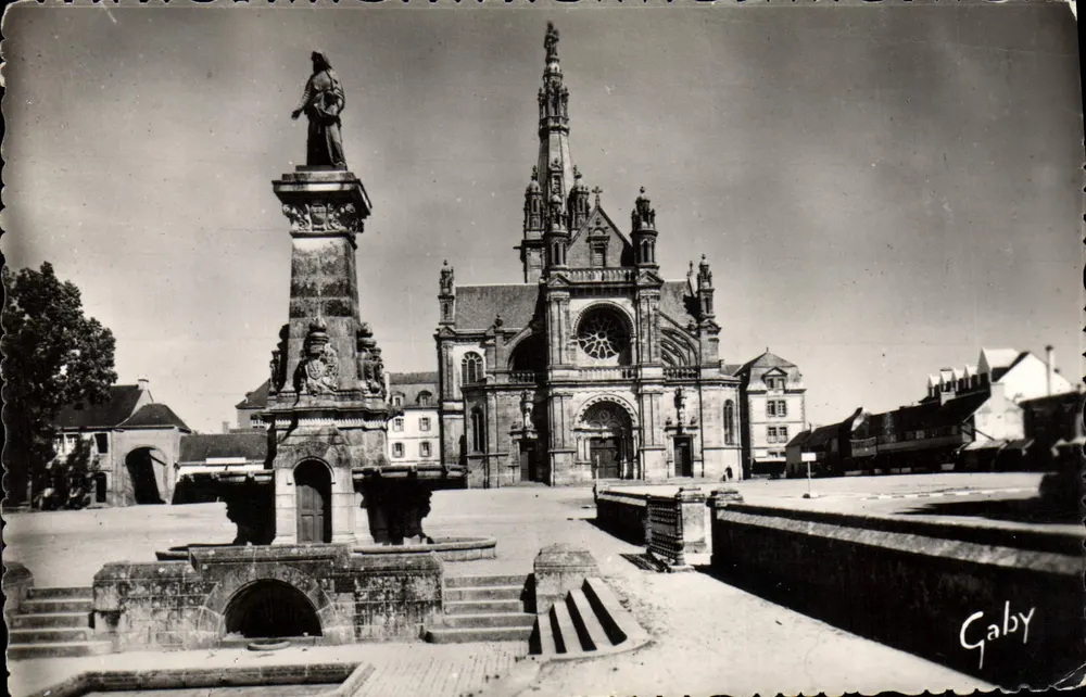 Sainte-Anne-d'Auray — Die Fontäne und die Basilika — Gaby - Vorderseite