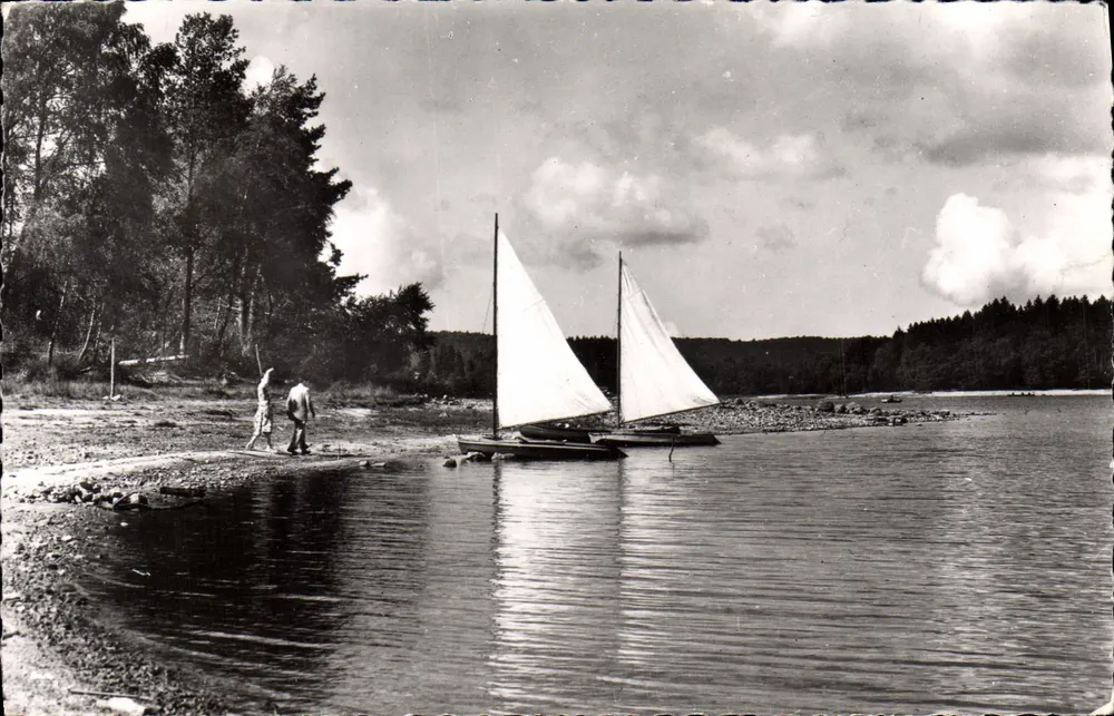 Lago dos Settons (Nièvre) — dois barcos a vela na margem de um lago — Editores Patrat - Nevers - Frente
