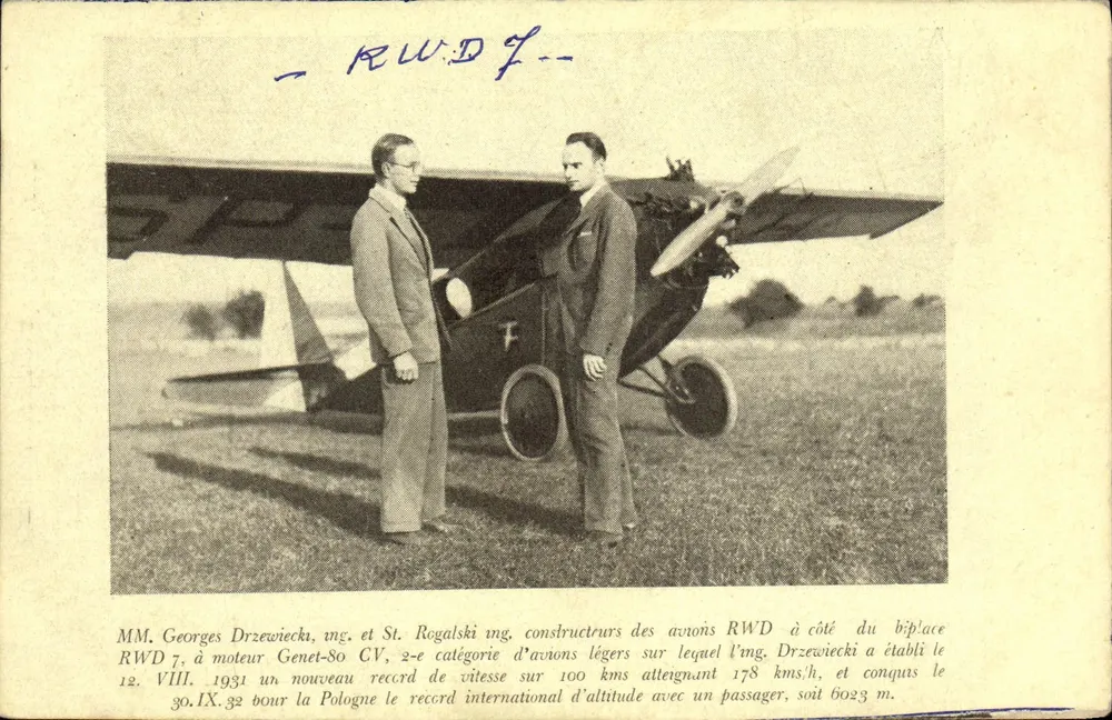 MM. Georges Drzewiecki e St. Rogalski — construtores dos aviões RWD ao lado do biplano RWD 7 — com texto impresso - Frente