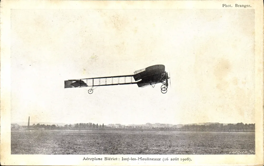 Flugzeug Blériot — Flug über Issy-les-Moulineaux — Foto. Branger - Vorderseite