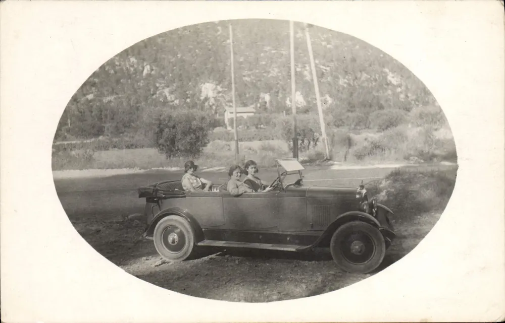 Duas mulheres em um carro aberto — paisagem rural — carta postal anônima - Frente