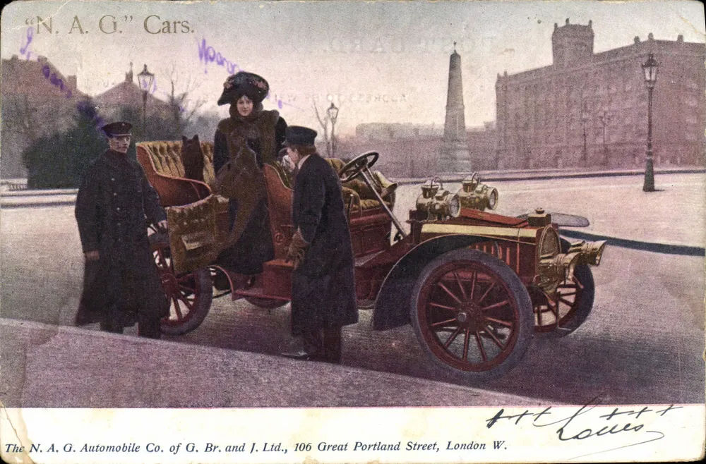 Voiture N.A.G. — scène urbaine avec monument obélisque — éditeur The N.A.G. Automobile Co. of G. Br. and J. Ltd., 106 Great Portland Street, London W. - Recto