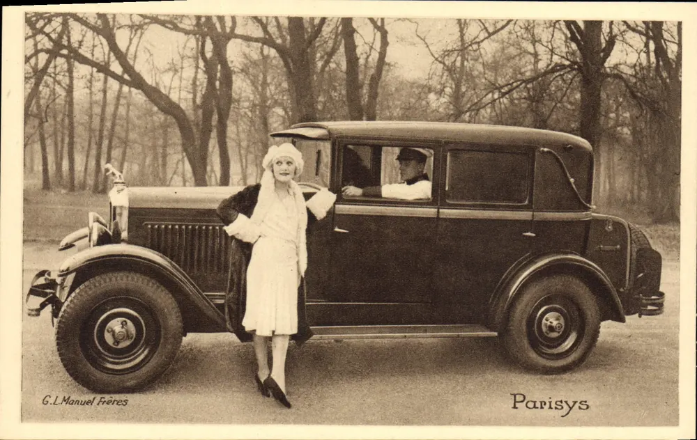Mulher elegante ao lado de um carro — G.L. Manuel Frères — Parisys - Frente