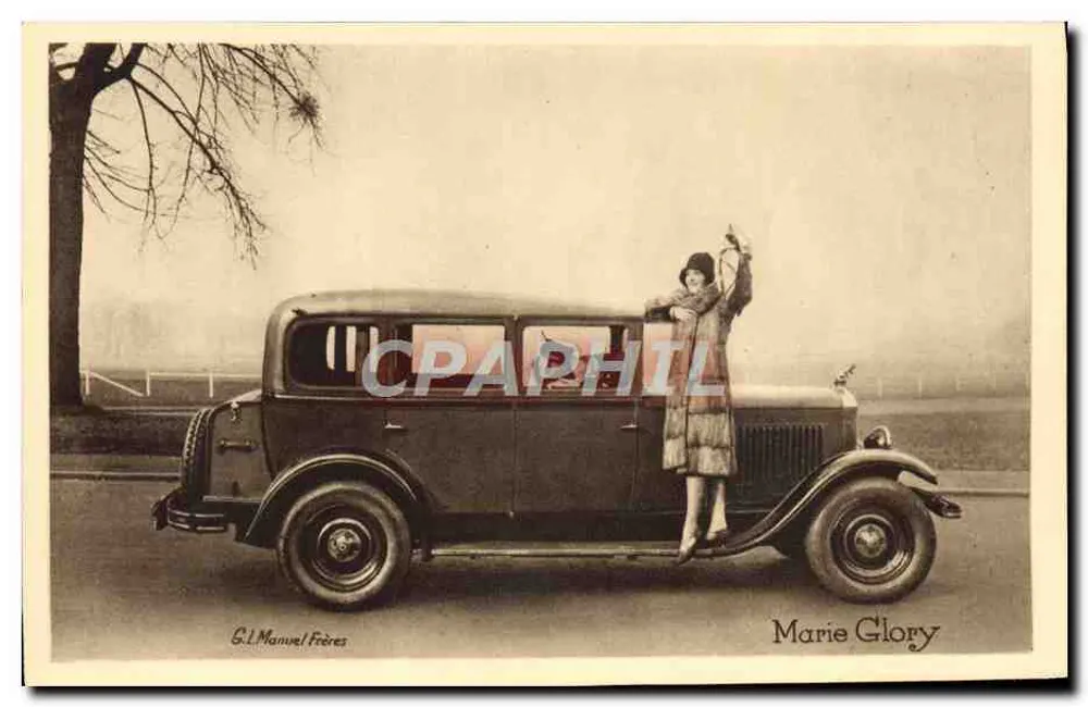 Marie Glory — posa accanto a una macchina — G.L. Manuel Frères - Recto