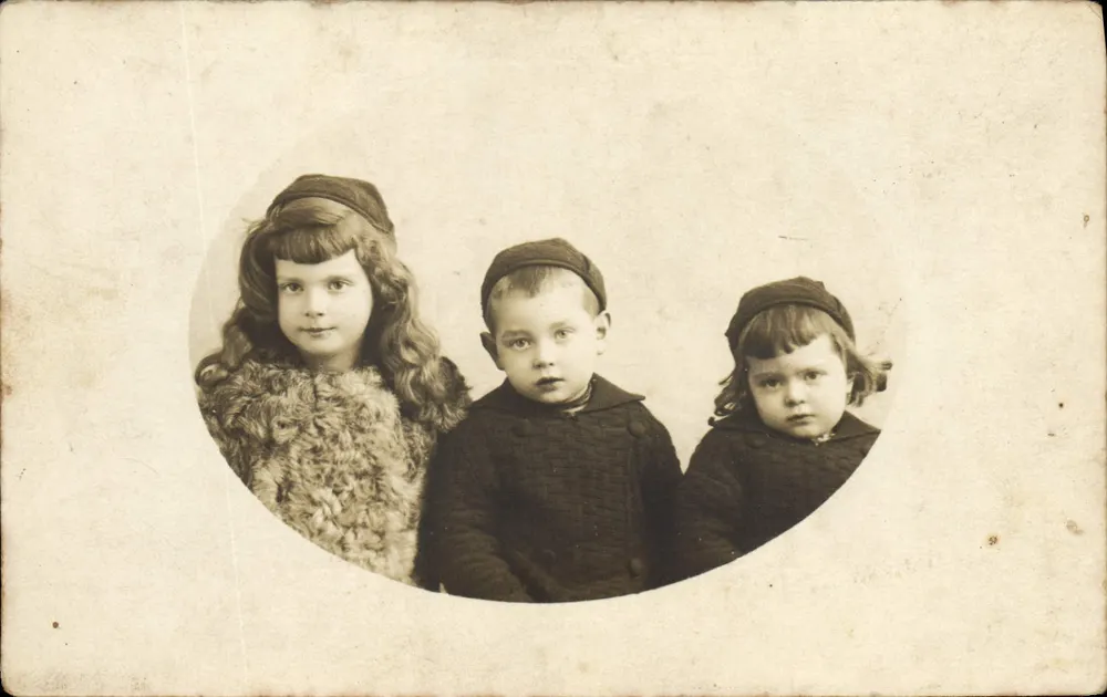 Três crianças — fotografia de estúdio — C. RILHARE, Lido-Colombes - Frente