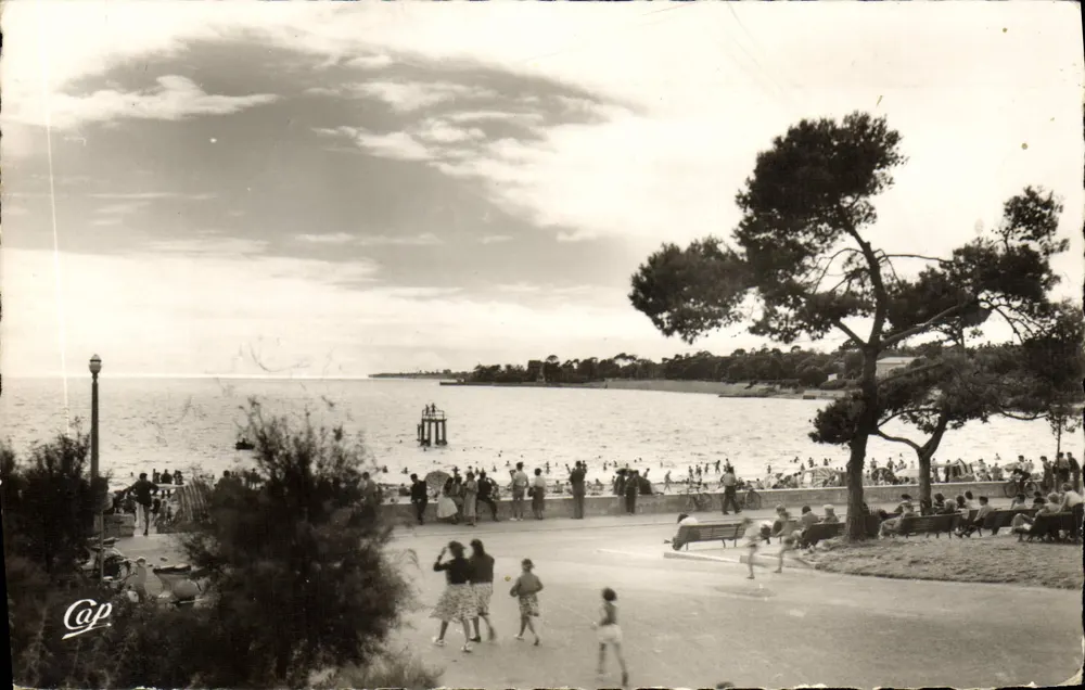 Cap d'Antibes — visão da praia e do porto — Cap - Frente