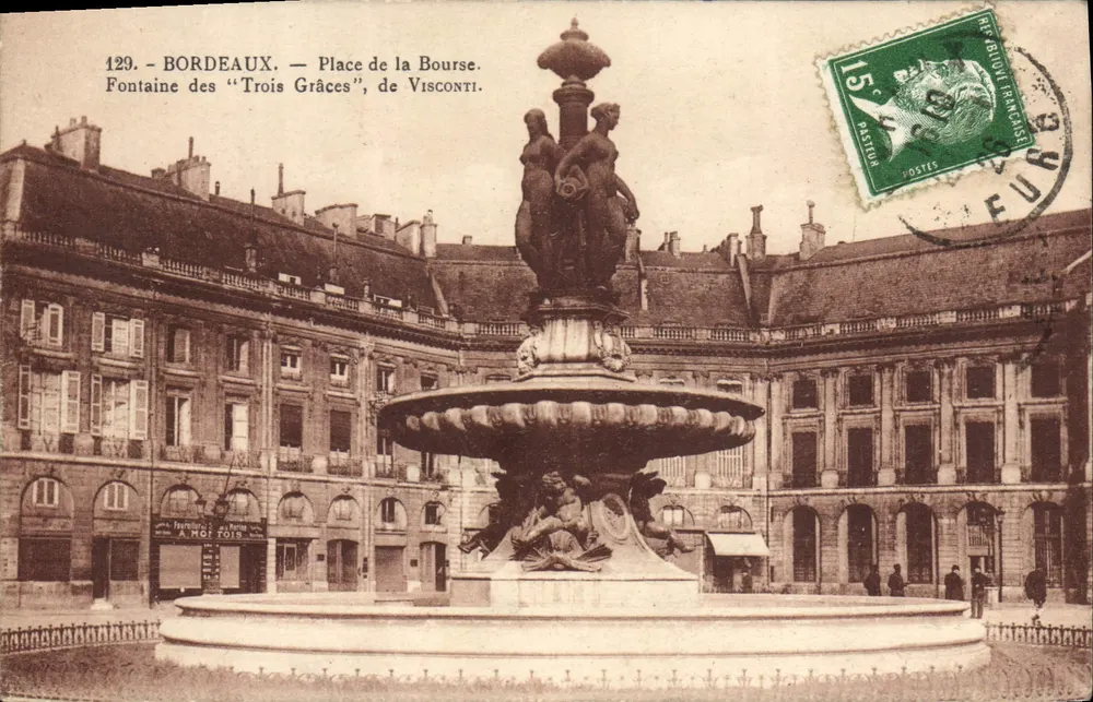 Bordeaux — Place de la Bourse. Fontäne der "Drei Grazien", von Visconti. - Vorderseite