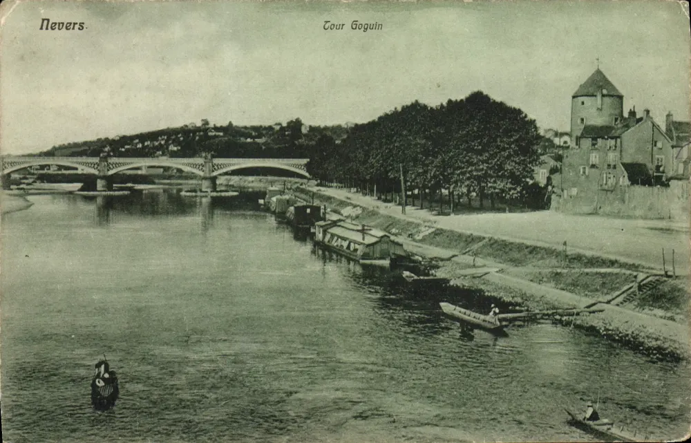 Nevers. — Vue de la Tour Goguin et du pont sur la Loire — éditeur imprimeur non visible - Frente