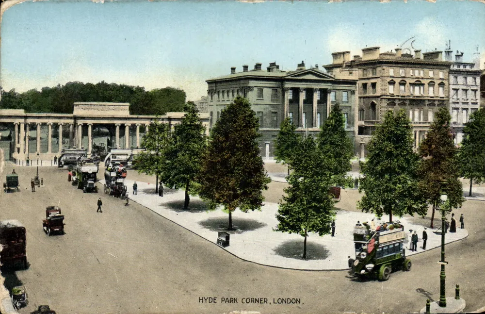 Hyde Park Corner, Londyn — widok placu z pojazdami i budynkami — wydawca S.B. n°21295 - Awers
