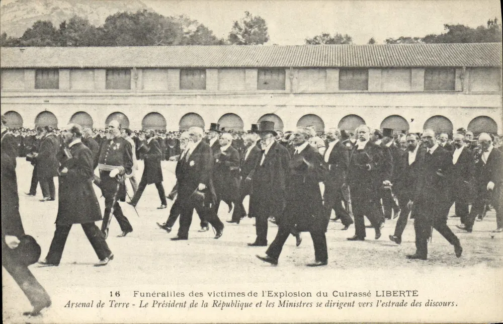 Trauerfeier für die Opfer der Explosion des Panzerschiffes LIBERTE — Arsenal de Terre — Verlag M. RICS - Tculon, n°16 - Vorderseite