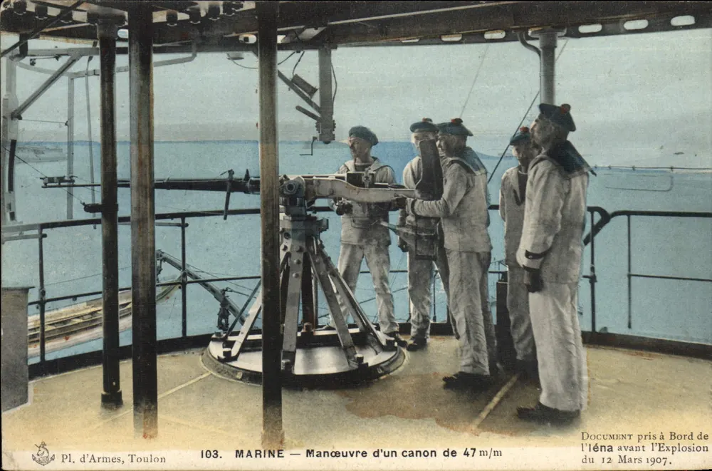 Betrieb eines 47 m/m Kanons — l'Iéna vor der Explosion — Pl. d'Armes, Toulon, n°103 - Vorderseite