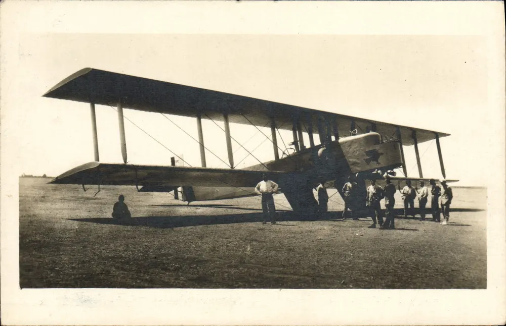 Avião biplano soviético — estrela vermelha — número de série não visível - Frente
