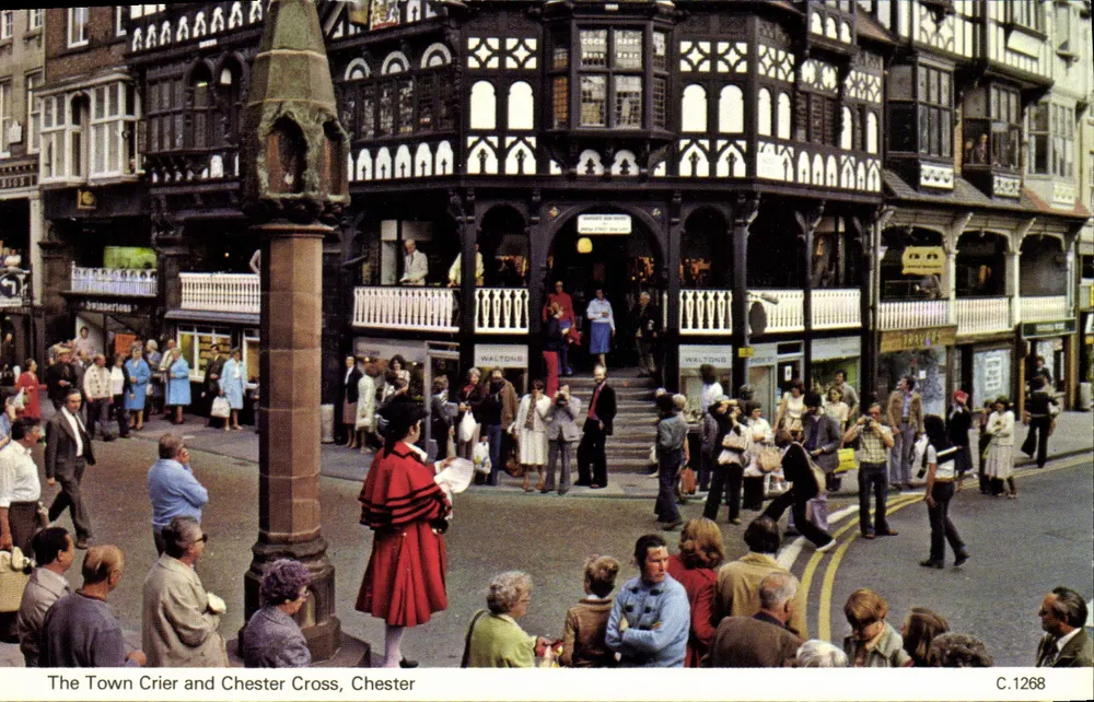 El Anunciador Municipal y la Cruz de Chester, Chester — C.1268 — Post Dennis Productions - Anverso