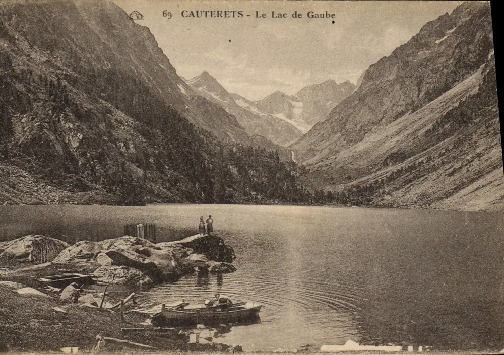 Cauterets - Meer van Gaube — uitzicht op het meer omringd door bergen, met twee personen op een rots en een boot in de voorgrond — nr. 69 - Voorkant