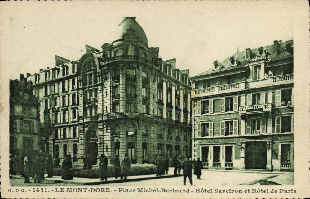 Le Mont-Dore — Place Michel-Bertrand — Hotel Sarciron und Hotel de Paris - Vorderseite