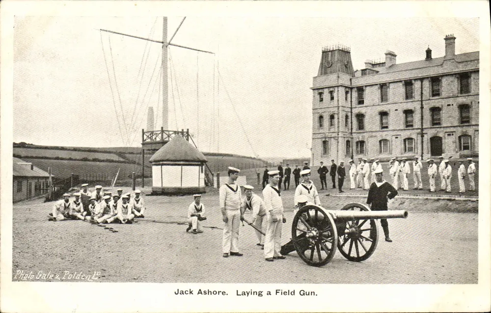 Jack Ashore — Laying a Field Gun — Photo Dale & Polden E. - Frente