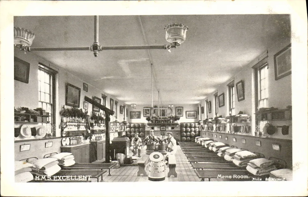 H.M.S. EXCELLENT — Sala dos Homens — Foto G. Coldans - Frente