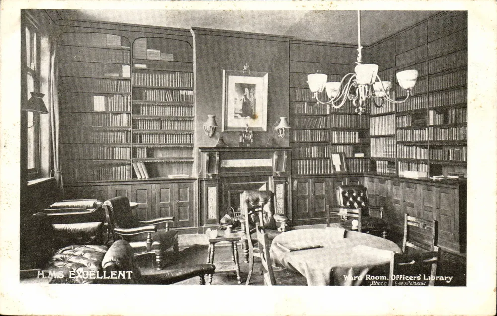 HMS EXCELLENT — Offiziersraum und Bibliothek — Foto C. Polnauer - Vorderseite