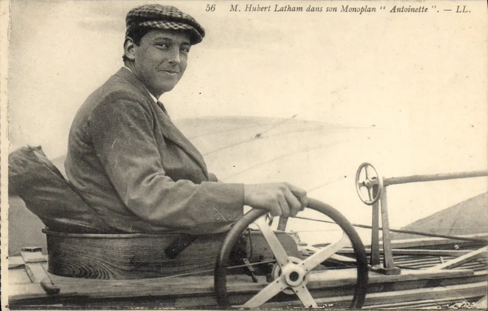 Herr Hubert Latham in seinem Monoplan "Antoinette" — LL. — n° 56 - Vorderseite