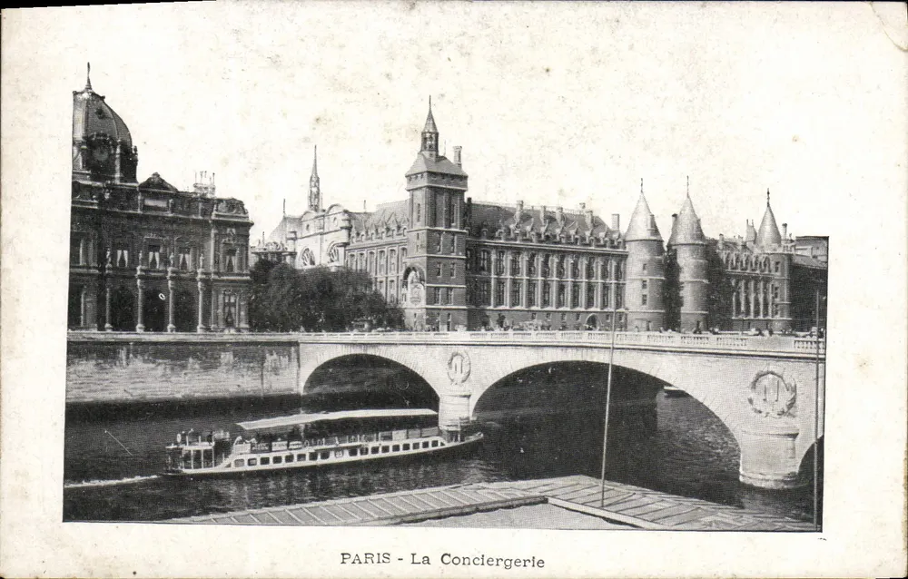 PARIS - A Conciergerie — vista do ponte e do rio com barco — editor não visível - Frente