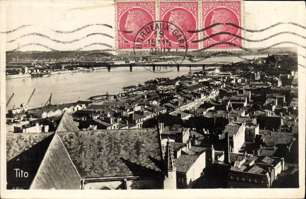 Vista geral em direção à Passerelle — Porto Autônomo de Bordeaux — Edições TITO - Frente