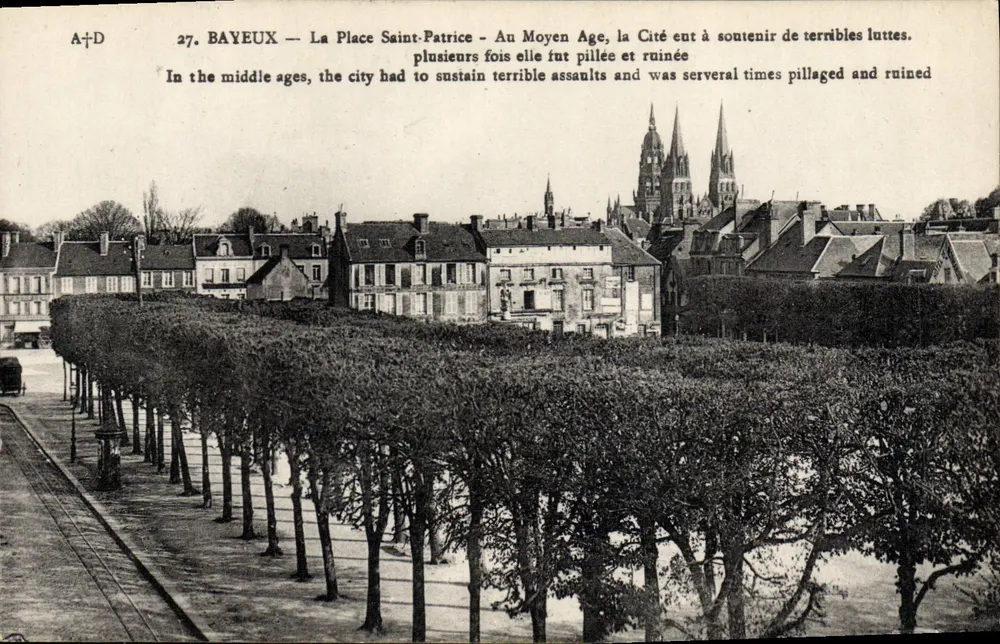 Bayeux — A Praça de São Patrício — Na Idade Média, a Cidade teve que suportar terríveis lutas. - Frente